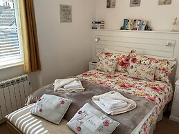 Captivating 2-bed Cottage in Grewelthorpe