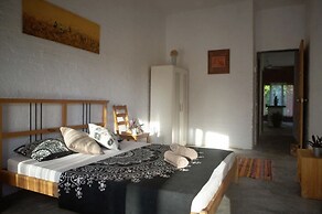 Rouhi Retreats By Doulos