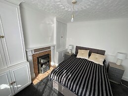 Stunning 4-bed House in Rochester