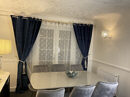 Stunning 4-bed House in Rochester