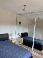 2 Bed Flat - Sleeps 4 - Parking - Wifi
