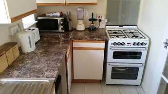 2 Bed Flat - Sleeps 4 - Parking - Wifi