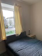 2 Bed Flat - Sleeps 4 - Parking - Wifi