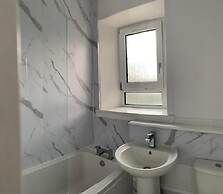 2 Bed Flat - Sleeps 4 - Parking - Wifi