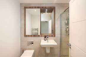 2 Bed 2 Bath Apt Close to Reigate Station - 2230