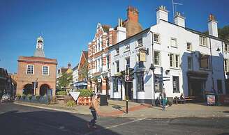 2 Bed 2 Bath Apt Close to Reigate Station - 2230