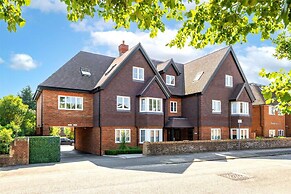 2 Bed 2 Bath Apt Close to Reigate Station - 2230