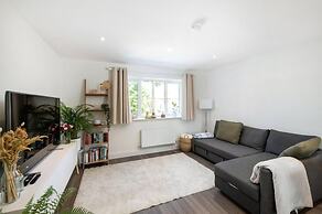 2 Bed 2 Bath Apt Close to Reigate Station - 2230