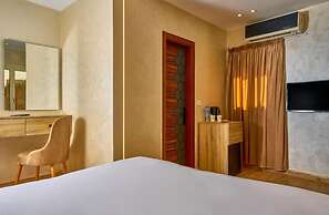 Cleopatra Tower Pyramids Hotel