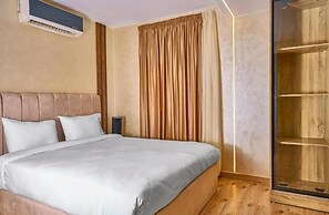 Cleopatra Tower Pyramids Hotel
