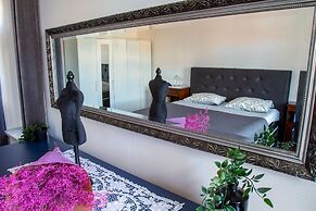 Chic Antique Dana Zagreb center view