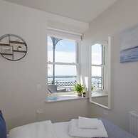 Panoramic sea Views in Beachfront apt w Balcony