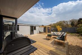 Seaside Serenity 3-bed Deck Garden Near Shore