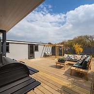 Seaside Serenity 3-bed Deck Garden Near Shore