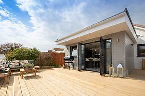 Seaside Serenity 3-bed Deck Garden Near Shore
