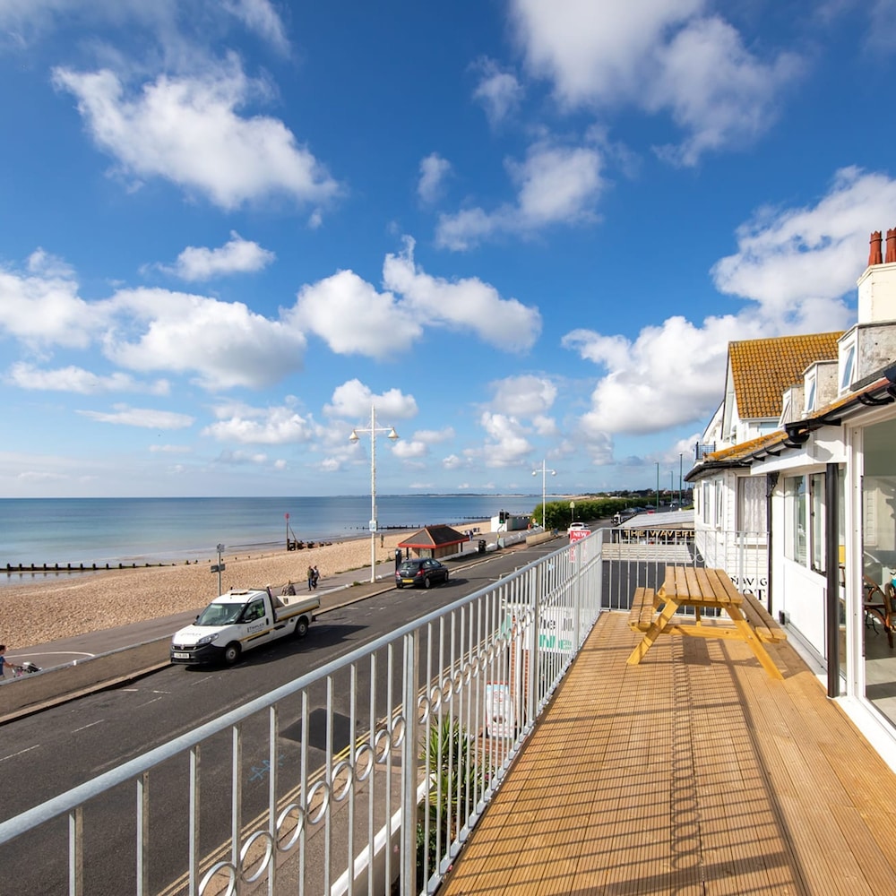 Stunning Beachfront Apt w Balcony Sea Views