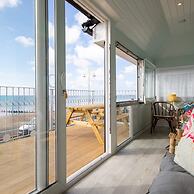 Stunning Beachfront Apt w Balcony Sea Views