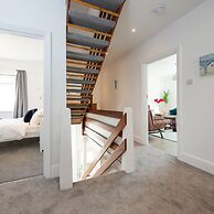 Stunning Beachfront Apt w Balcony Sea Views