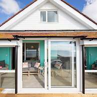 Stunning Beachfront Apt w Balcony Sea Views