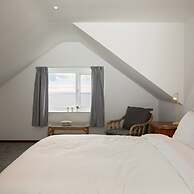 Stunning Beachfront Apt w Balcony Sea Views