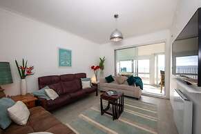 Stunning Beachfront Apt w Balcony Sea Views
