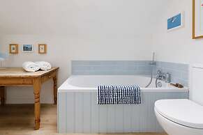 Pretty Coastal Home in Bosham Close to Water