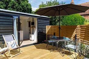 Gorgeous Shepherds Hut - Walk to Beach Pub