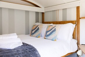 Gorgeous Shepherds Hut - Walk to Beach Pub