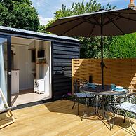 Gorgeous Shepherds Hut - Walk to Beach Pub