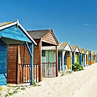 Newly Refurbished Seaside Escape - 5 Mins to Beach
