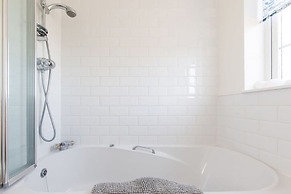 Newly Refurbished Seaside Escape - 5 Mins to Beach