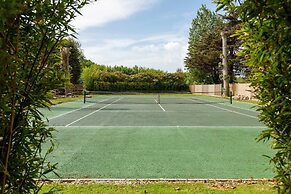 Stunning 5BR Home With Pool - 5 min to Beach