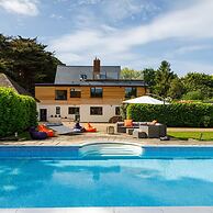 Stunning 5BR Home With Pool - 5 min to Beach