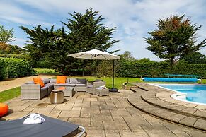 Stunning 5BR Home With Pool - 5 min to Beach