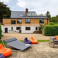 Stunning 5BR Home With Pool - 5 min to Beach