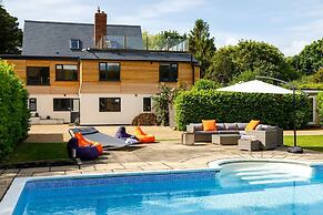 Stunning 5BR Home With Pool - 5 min to Beach