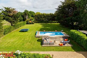 Stunning 5BR Home With Pool - 5 min to Beach