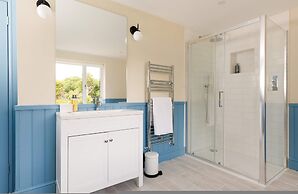 Stunning 5BR Home With Pool - 5 min to Beach