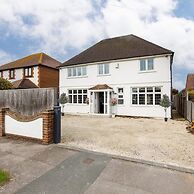Bright Modern 4 br House 100 Metres From Beach