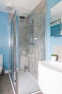 Bright Modern 4 br House 100 Metres From Beach