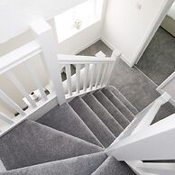Bright Modern 4 br House 100 Metres From Beach