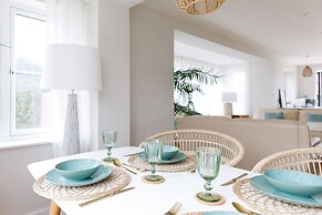 Mariners Stylish Beachside Getaway With Sea Views