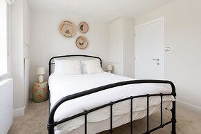 Mariners Stylish Beachside Getaway With Sea Views