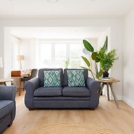 Mariners Stylish Beachside Getaway With Sea Views