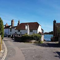 Newly Renovated Cottage 150m From Waterfront