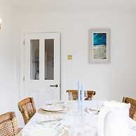 Newly Renovated Cottage 150m From Waterfront
