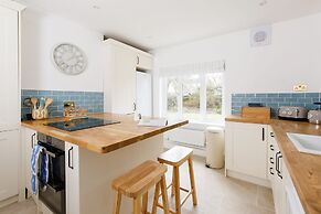 Newly Renovated Cottage 150m From Waterfront