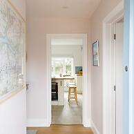 Newly Renovated Cottage 150m From Waterfront