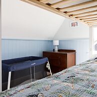Newly Renovated Cottage 150m From Waterfront