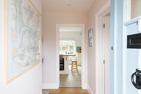 Newly Renovated Cottage 150m From Waterfront